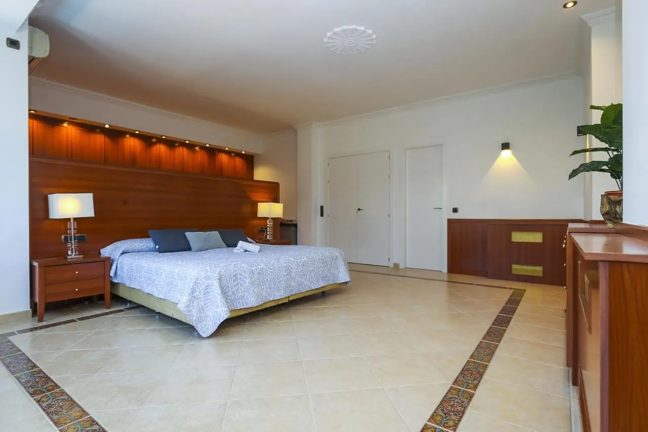 Ibiza Villa Planetcostadorada 坎布里尔斯